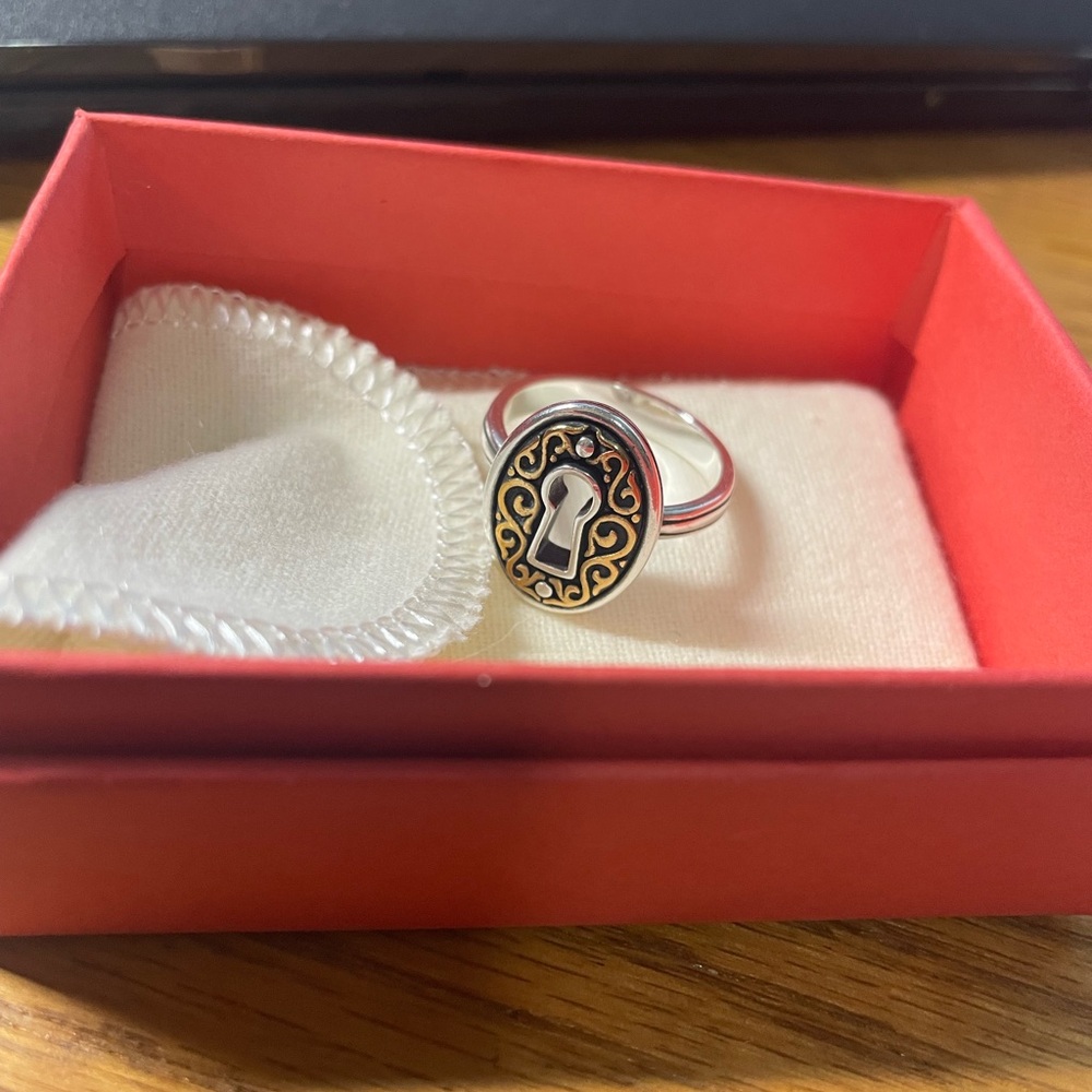 James Avery retired keyhole ring